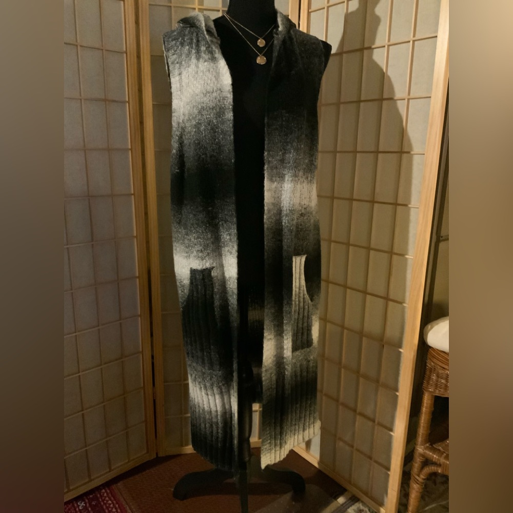 NWOT Questions - Blk/gray/wt Hooded long open VEST. Sz M